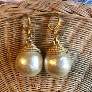 Beautiful vintage pearl drop earrings! The big pearl makes a statement piece!